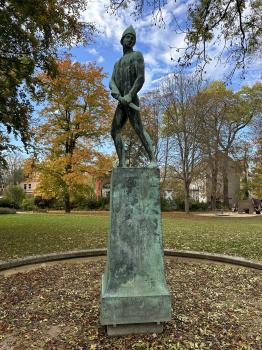 Ernst von Wildenbruch (1845-1909) (symbolische Statue im "Spiegelbrunnen") (Weimar)